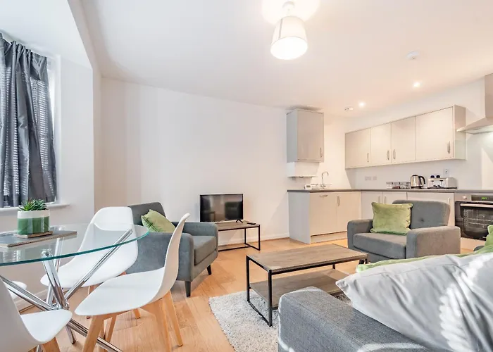 Modern, City Living Apartments- Private Parking