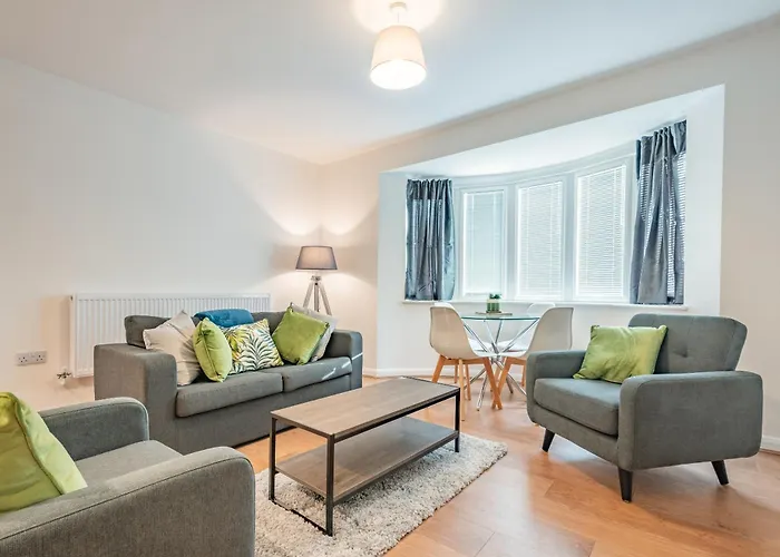 Modern, City Living Apartments- Private Parking