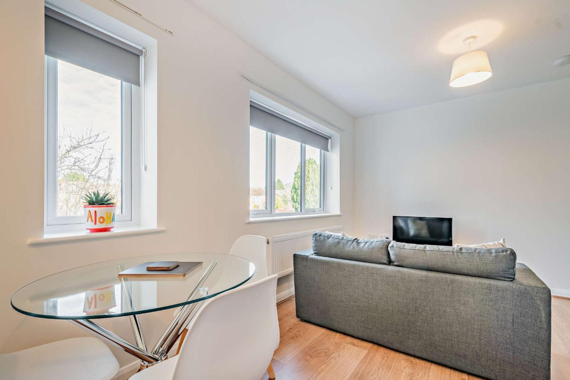 Modern, Living Apartments- Private Parking *