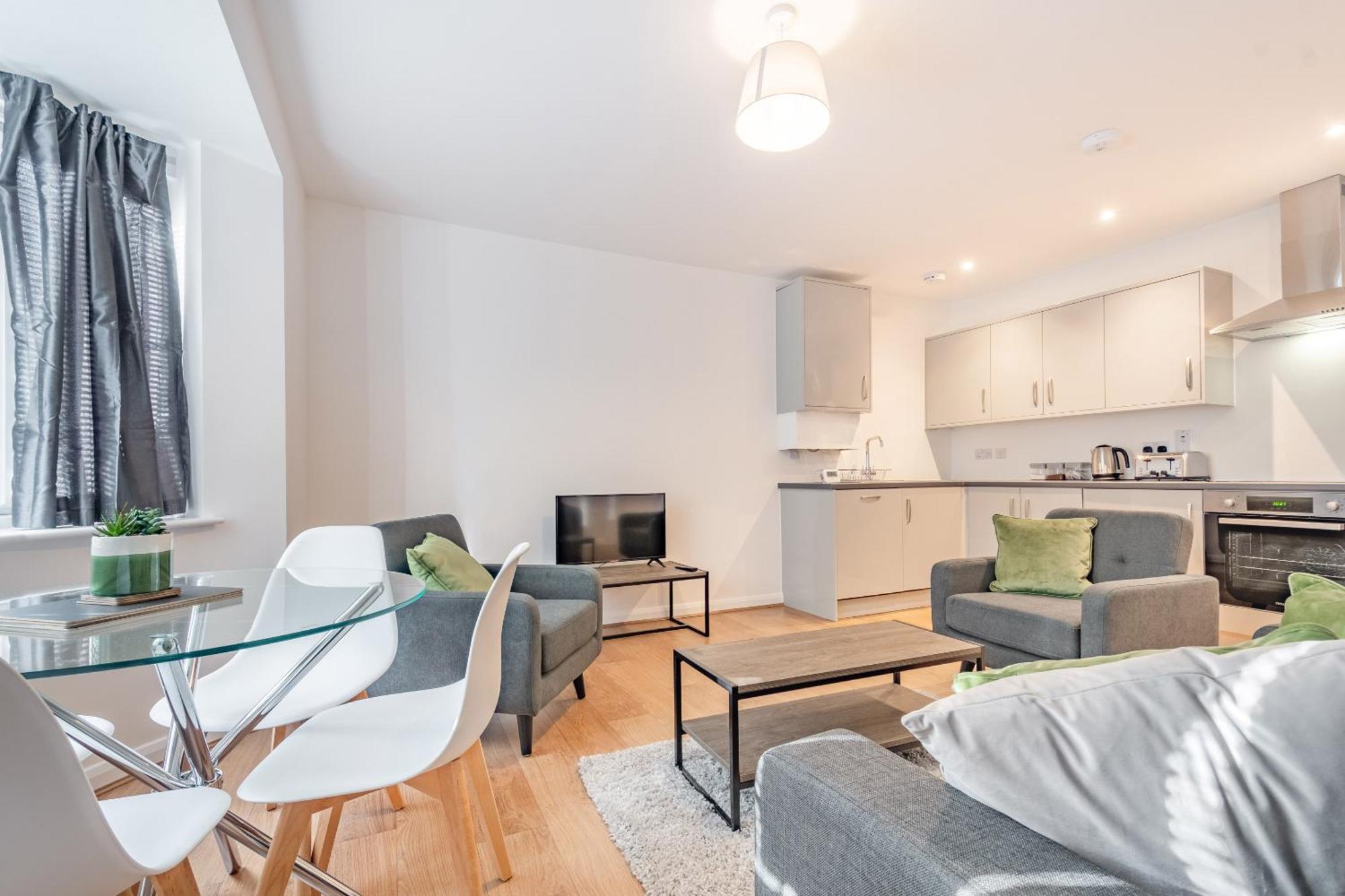 Modern, Living Apartments- Private Parking Apartment *