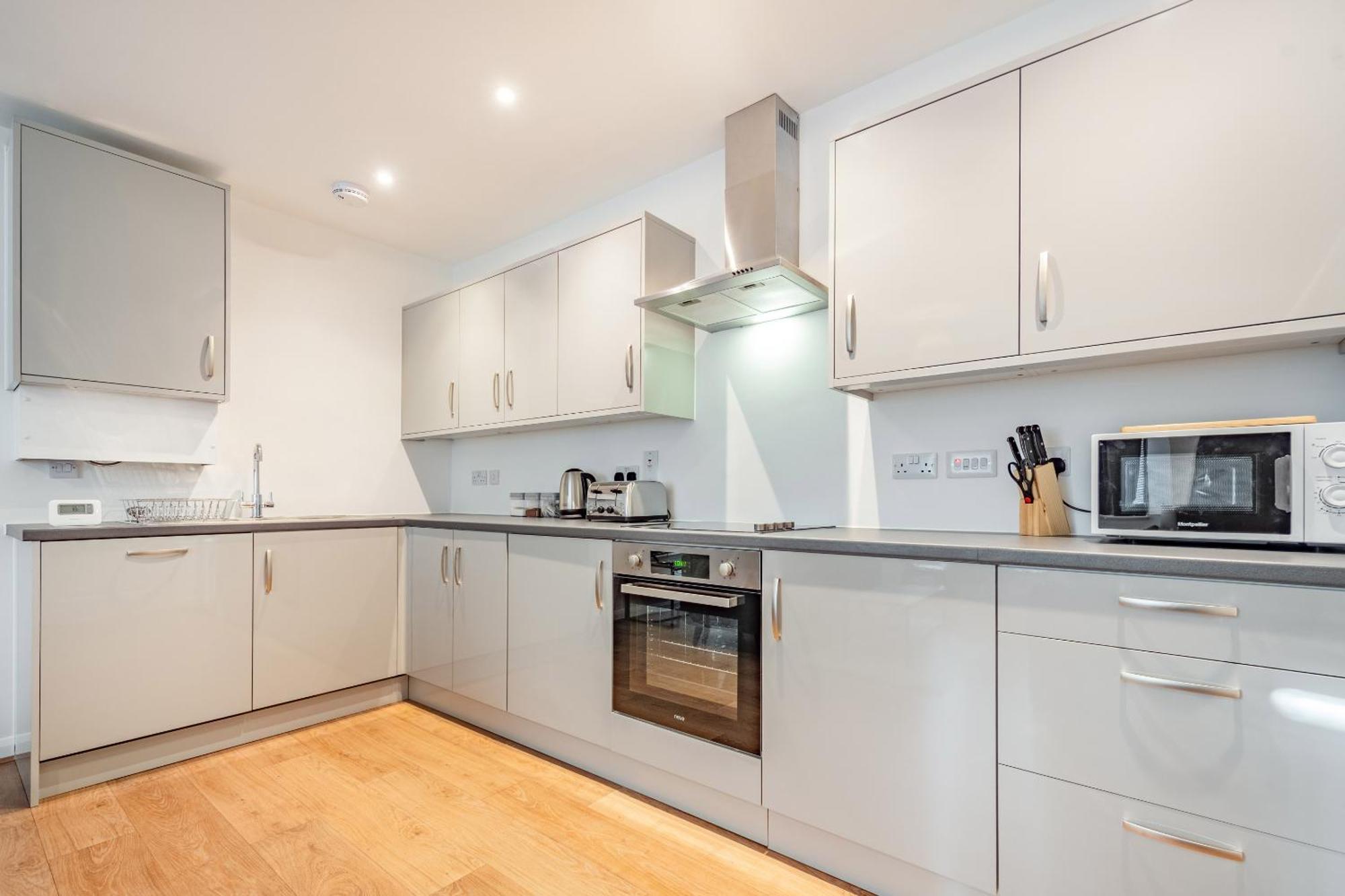 Apartment Modern, Living Apartments- Private Parking *