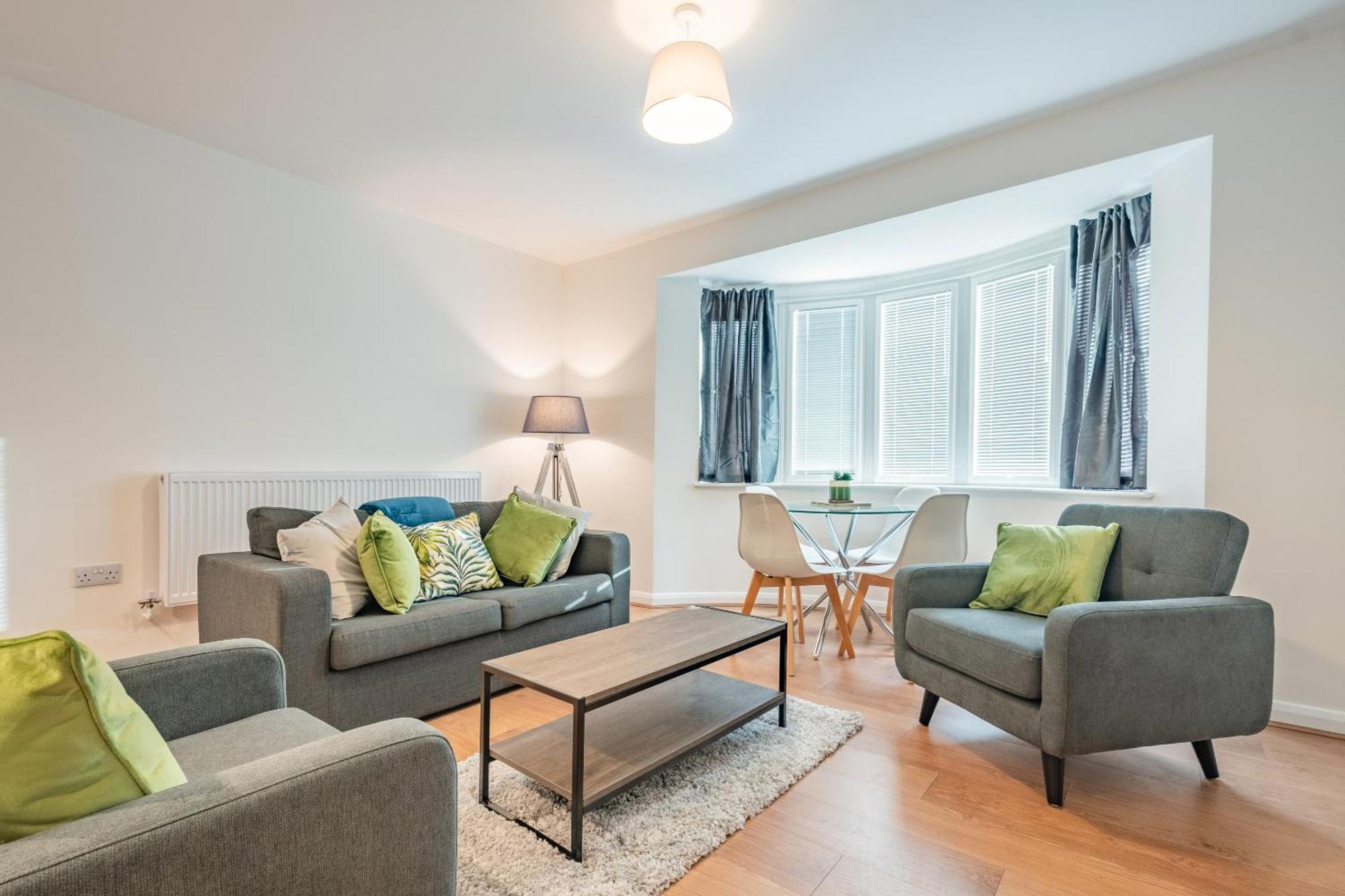 Modern, Living Apartments- Private Parking Apartment Oxford