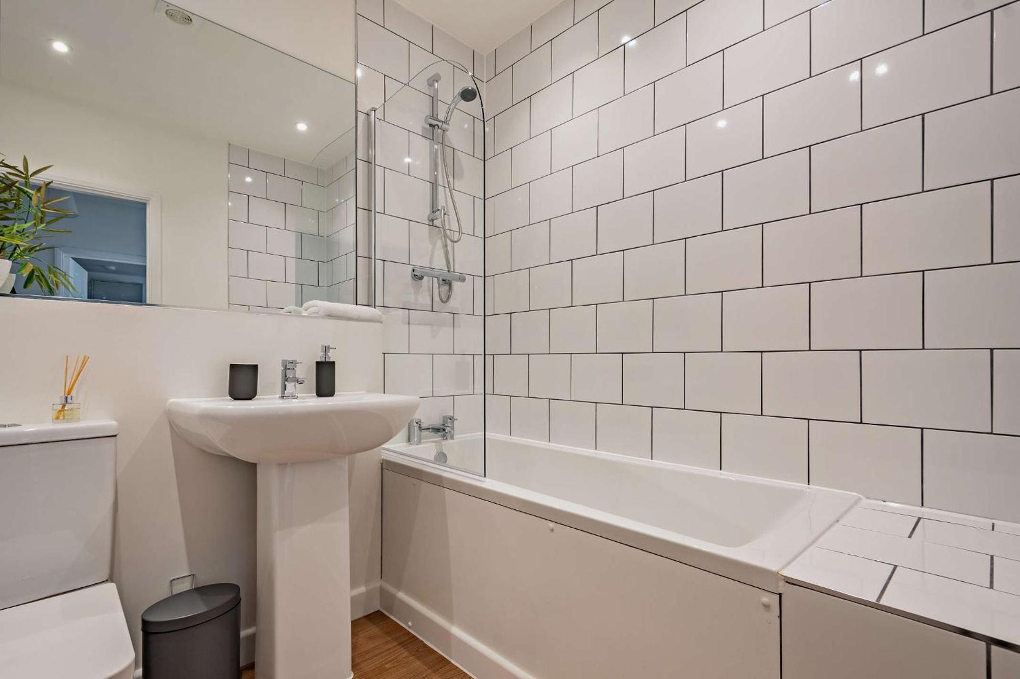 Modern, Living Apartments- Private Parking * Oxford