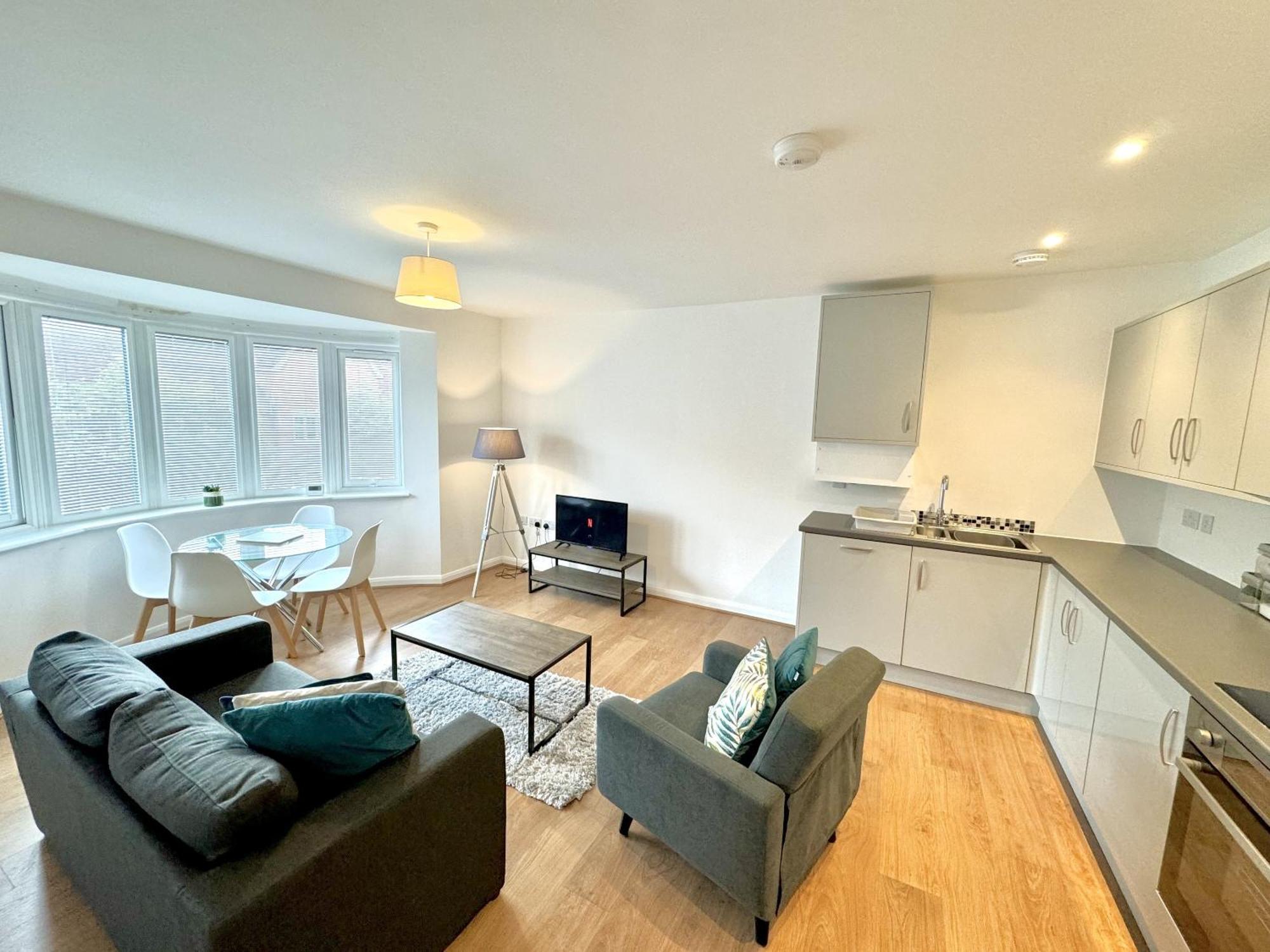 Modern, Living Apartments- Private Parking *