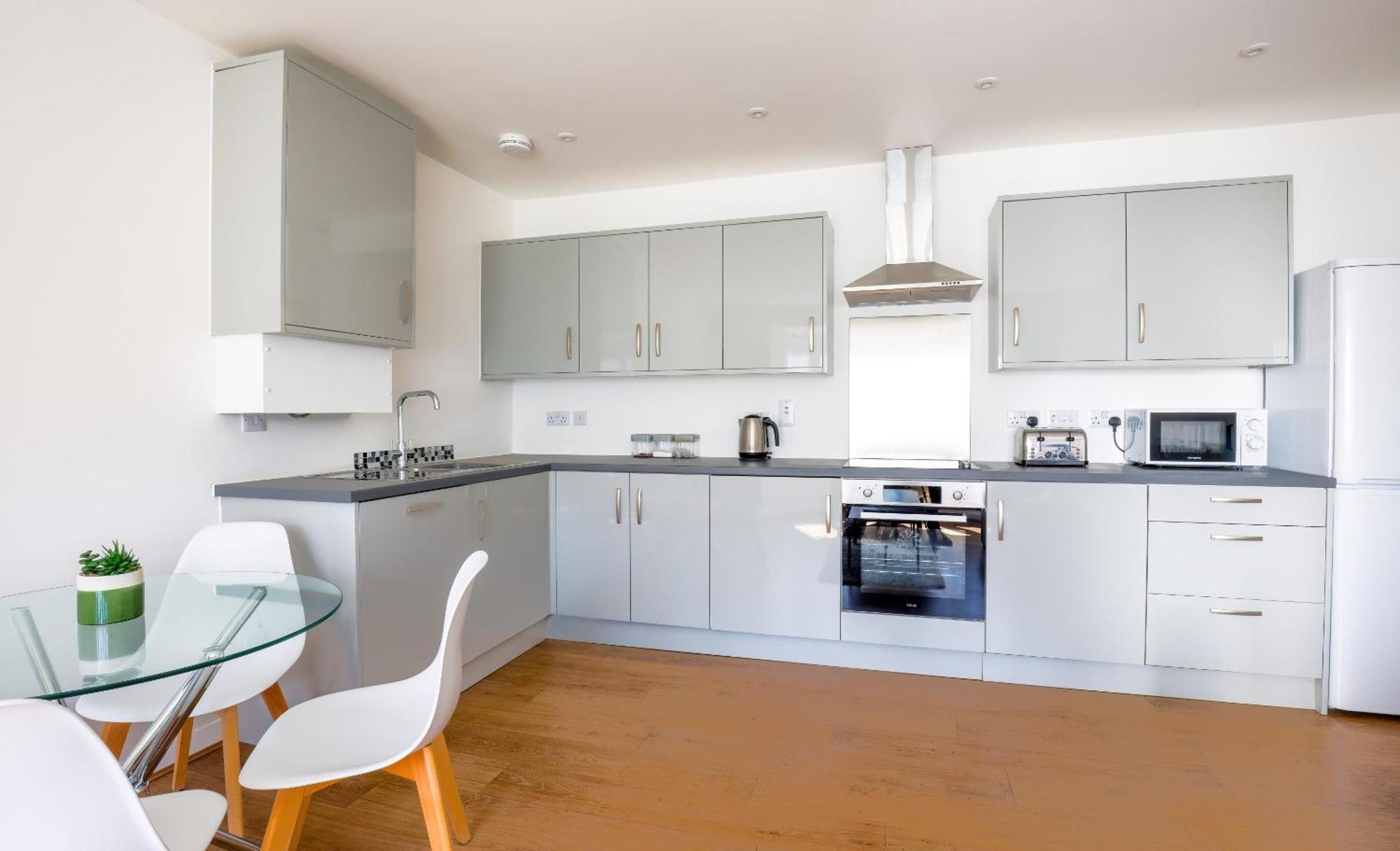 Modern, Living Apartments- Private Parking *