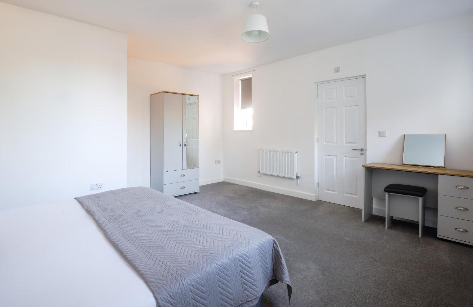 Modern, Living Apartments- Private Parking *