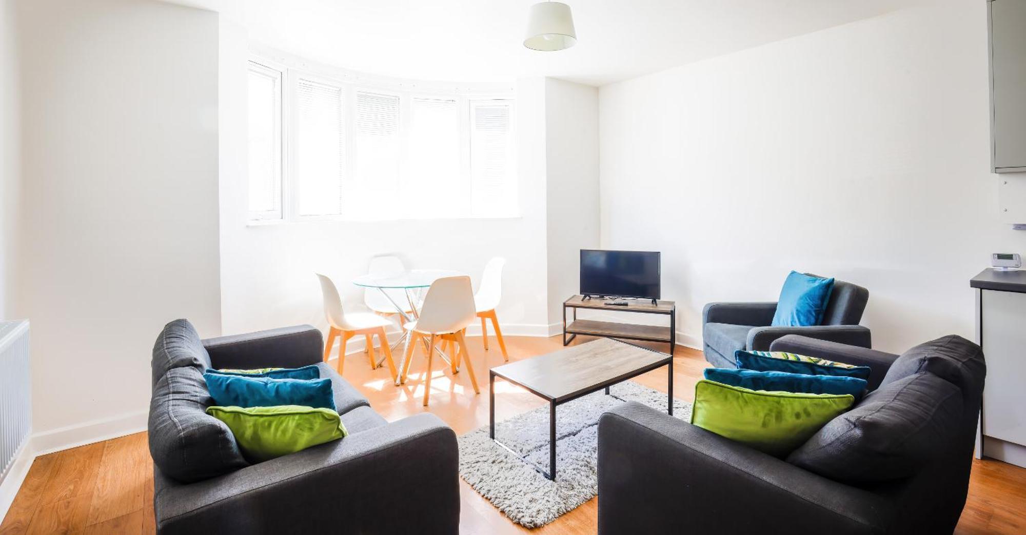 Modern, Living Apartments- Private Parking Апартаменты *