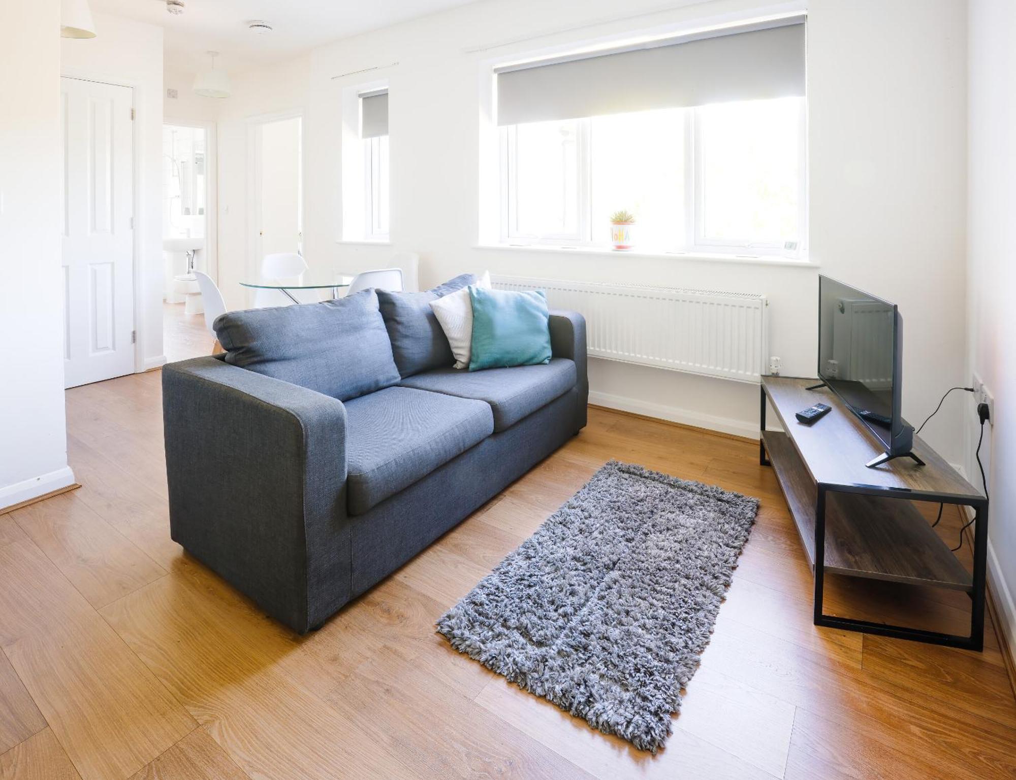 Modern, Living Apartments- Private Parking *